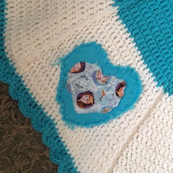Frozen Handcrafted Childs Round Blanket - Picture 2 of 9